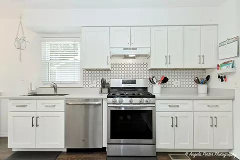 Kitchen - 1208 Capri Ter, Mchenry, IL 60050 photo 1 of 5