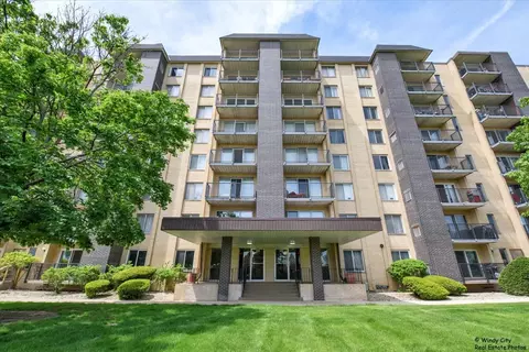 5400 Walnut Ave #215, Downers Grove, IL 60515