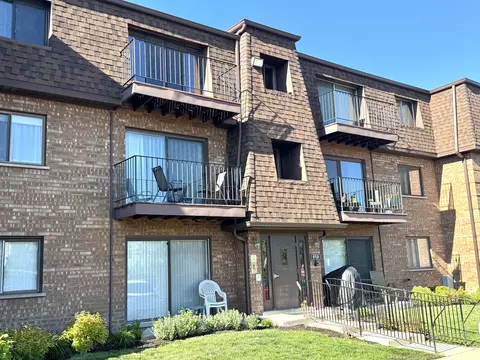 608 Cobblestone Cir #E, Glenview, IL 60025