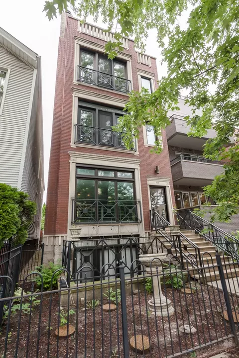 916 N Wood St #3, Chicago, IL 60622