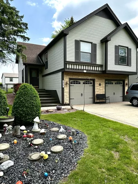 215 N Oltendorf Rd, Streamwood, IL 60107