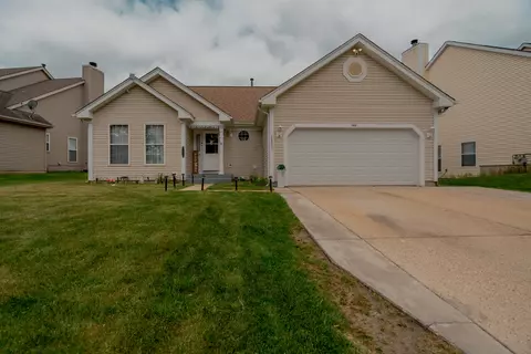 1052 Clover Hill Dr, Elgin, IL 60120
