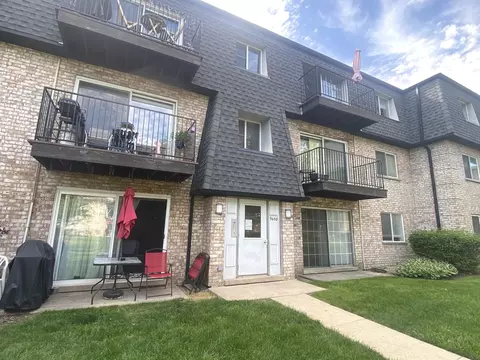 9458 Bay Colony Dr #1N, Des Plaines, IL 60016