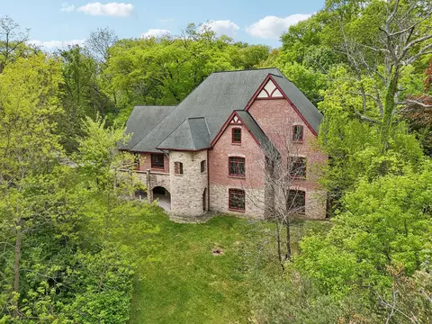 557 Signal Hill Rd, North Barrington, IL 60010