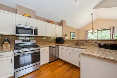 Kitchen - 1755 Sienna Ct #0, Wheeling, IL 60090 photo 2 of 2