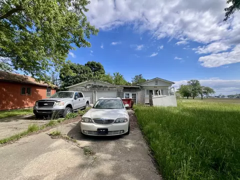206 E Maple St, Roberts, IL 60962 photo 1