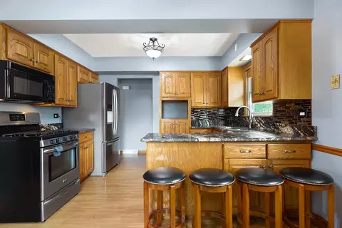 Kitchen - 17708 Walter St, Lansing, IL 60438 photo 2 of 4