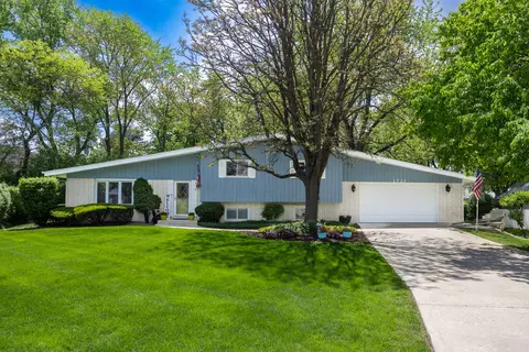 1723 Columbine Dr, Schaumburg, IL 60173