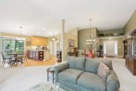 2207 Olde Mill Ln, Mchenry, IL 60050 photo 8