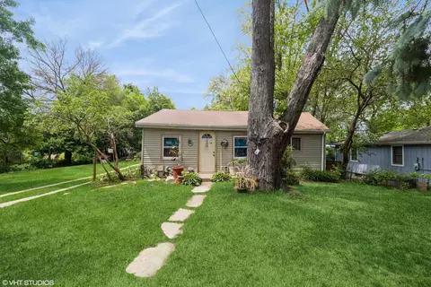 10 S Hickory Ave, Fox Lake, IL 60020