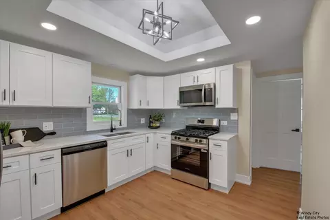 884 Greenview Ave, Des Plaines, IL 60016 photo 4