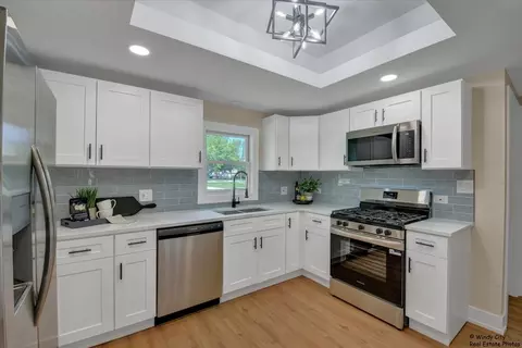 884 Greenview Ave, Des Plaines, IL 60016 photo 5