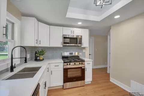 884 Greenview Ave, Des Plaines, IL 60016 photo 3
