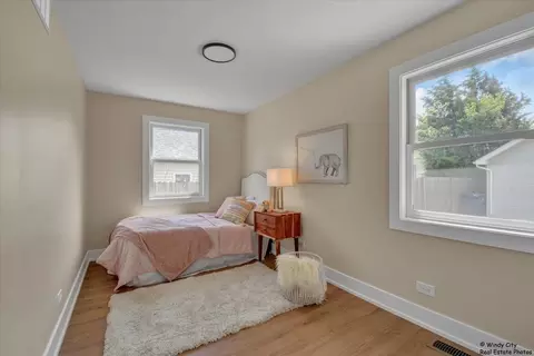 884 Greenview Ave, Des Plaines, IL 60016 photo 15