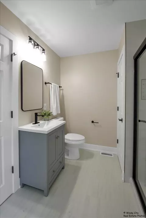 884 Greenview Ave, Des Plaines, IL 60016 photo 18