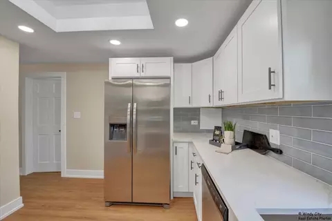 884 Greenview Ave, Des Plaines, IL 60016 photo 2