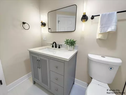 884 Greenview Ave, Des Plaines, IL 60016 photo 19