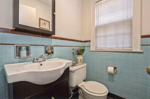 Bath - 6504 N Artesian Ave, Chicago, IL 60645 photo 1 of 4