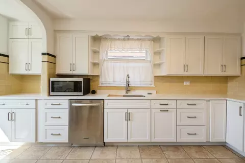 Kitchen - 6504 N Artesian Ave, Chicago, IL 60645 photo 2 of 4