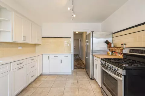 Kitchen - 6504 N Artesian Ave, Chicago, IL 60645 photo 3 of 4
