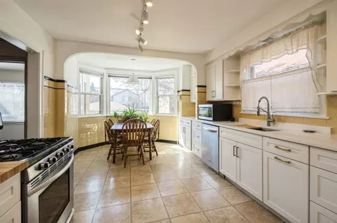 Kitchen - 6504 N Artesian Ave, Chicago, IL 60645 photo 1 of 4