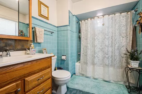 Bath - 6504 N Artesian Ave, Chicago, IL 60645 photo 2 of 4