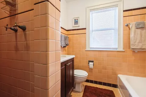 Bath - 6504 N Artesian Ave, Chicago, IL 60645 photo 3 of 4