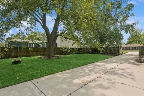 Exterior - 318 E 2nd St, Lockport, IL 60441 photo 3 of 4