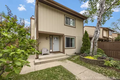 647 Glacier Trl, Roselle, IL 60172