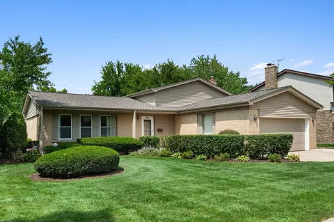 1828 E Peachtree Dr, Arlington Heights, IL 60004