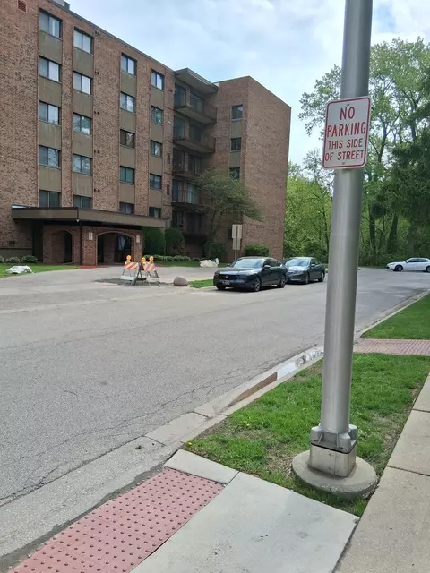 1702 Mill St #502, Des Plaines, IL 60016