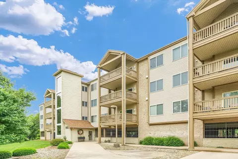3801 Clubhouse Dr #206, Champaign, IL 61822