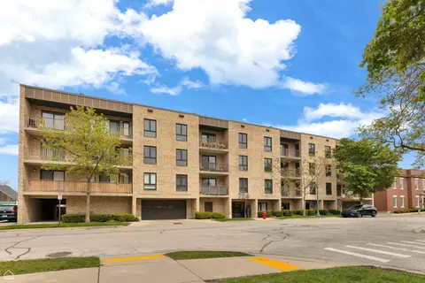 724 12th St #303, Wilmette, IL 60091