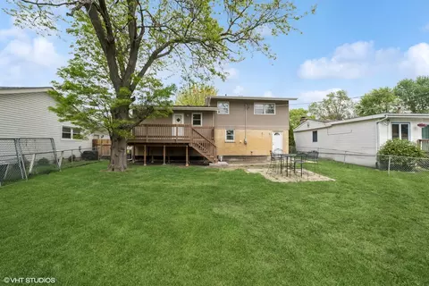 Exterior - 4911 Prairie Ave, Mchenry, IL 60050 photo 3 of 4