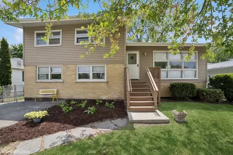 4911 Prairie Ave, Mchenry, IL 60050