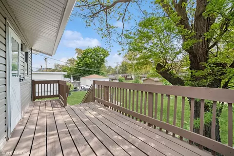 Exterior - 4911 Prairie Ave, Mchenry, IL 60050 photo 2 of 4
