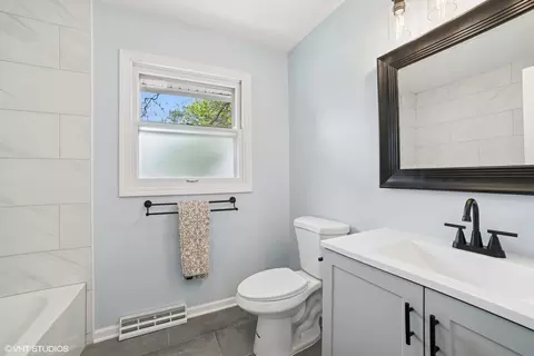 Bath - 4911 Prairie Ave, Mchenry, IL 60050 photo 1 of 2