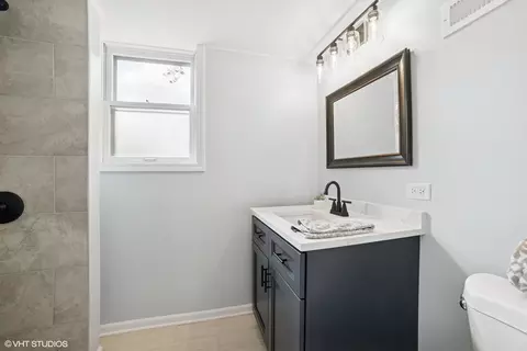Bath - 4911 Prairie Ave, Mchenry, IL 60050 photo 2 of 2