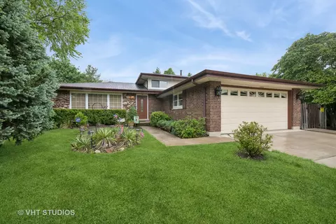 1825 W Spring Ridge Dr, Arlington Heights, IL 60004