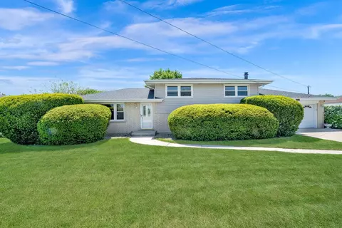 6611 W 85th St, Burbank, IL 60459