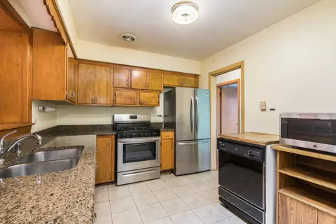 Kitchen - 904 Parkview Ln, Des Plaines, IL 60016 photo 1 of 3