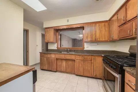 Kitchen - 904 Parkview Ln, Des Plaines, IL 60016 photo 3 of 3