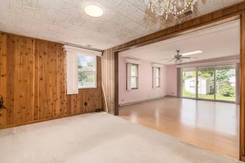 Living - 904 Parkview Ln, Des Plaines, IL 60016 photo 4 of 6