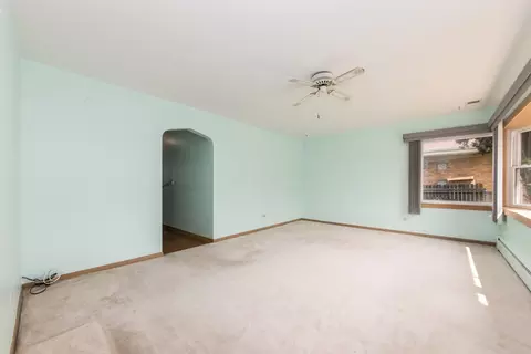Living - 904 Parkview Ln, Des Plaines, IL 60016 photo 1 of 6