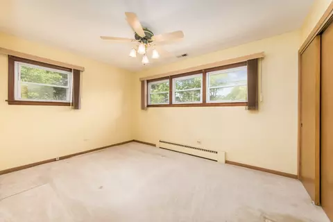 Bedroom - 904 Parkview Ln, Des Plaines, IL 60016 photo 1 of 3