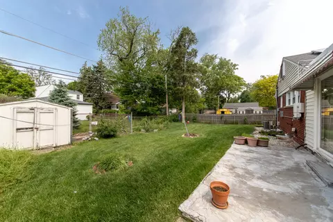 Exterior - 904 Parkview Ln, Des Plaines, IL 60016 photo 3 of 8