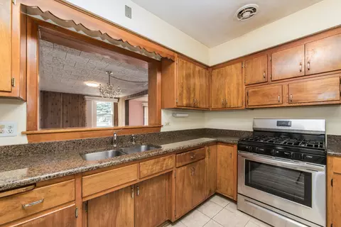 Kitchen - 904 Parkview Ln, Des Plaines, IL 60016 photo 2 of 3