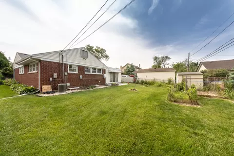 Exterior - 904 Parkview Ln, Des Plaines, IL 60016 photo 2 of 8