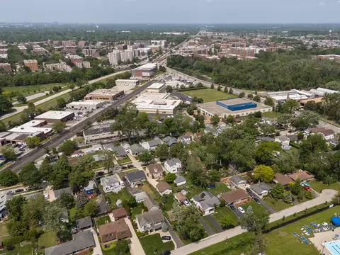 View/Area - 904 Parkview Ln, Des Plaines, IL 60016 photo 1 of 5
