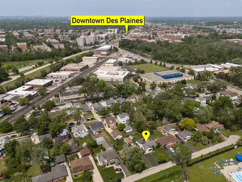 View/Area - 904 Parkview Ln, Des Plaines, IL 60016 photo 2 of 5